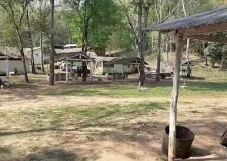 Homem tem v&iacute;sceras expostas ao ser esfaqueado com peixeira