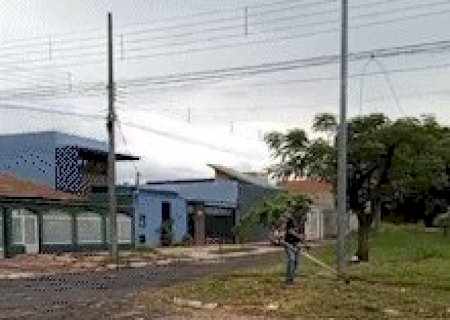 Cansados de esperar, vizinhan&ccedil;a faz mutir&atilde;o para limpar canteiro no J&oacute;quei Club