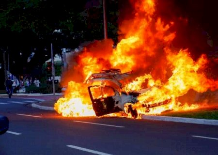 Carro pega fogo no meio da Afonso Pena e desce sozinho at&eacute; parar em canteiro