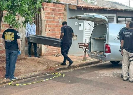 Mulher &eacute; presa suspeita de matar companheiro com facada no pesco&ccedil;o