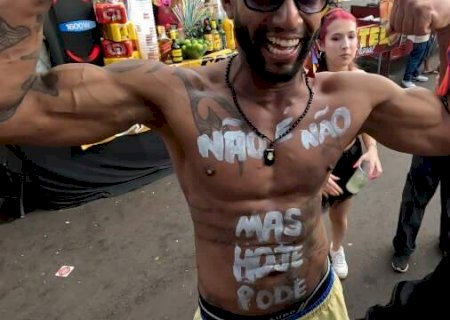 Sem camisa, galera mostra o resultado do "shape de Carnaval"