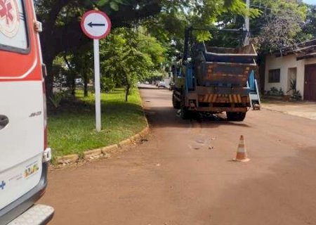 Professora aposentada morre atropelada por caminh&atilde;o ao tentar atravessar rua