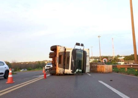 Caminh&atilde;o carregado com papel&atilde;o tomba e complica tr&acirc;nsito na Jo&atilde;o Arinos