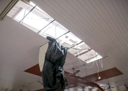 Ap&oacute;s desabamento, teto de igreja &eacute; condenado e fi&eacute;is pedem doa&ccedil;&otilde;es