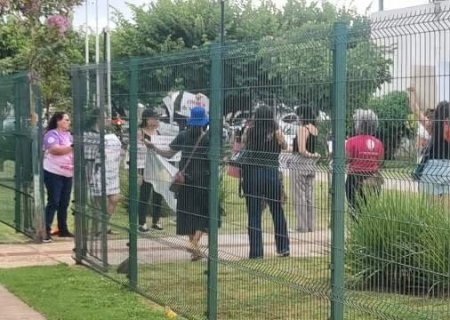 Grupo protesta contra feminic&iacute;dios em frente &agrave; Casa da Mulher