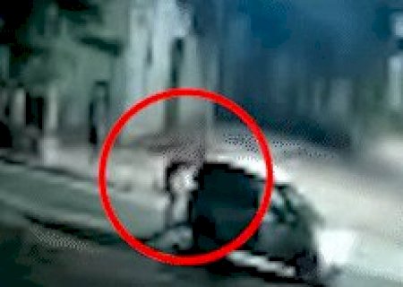 V&iacute;deos registram homem ser morto espancado ap&oacute;s discuss&atilde;o por cacha&ccedil;a