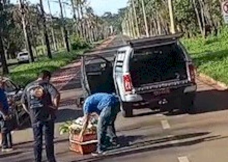 Caix&atilde;o com corpo cai de carro funer&aacute;rio no meio de avenida em Cassil&acirc;ndia
