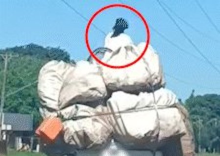 Mulher se arrisca e pega carona em cima de carro de sucata na Avenida Guaicurus