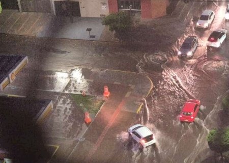 Chuva provoca alagamentos e deixa carros ilhados na Rachid Neder