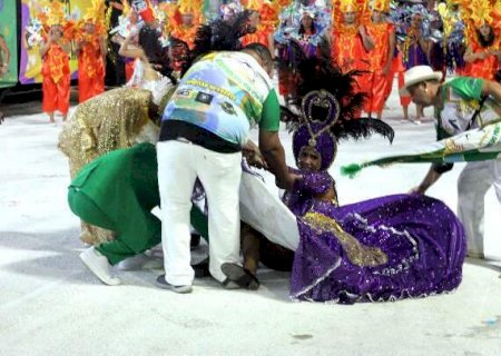 Durante desfile, diretora se torna porta-bandeira para honrar pavilh&atilde;o da escola
