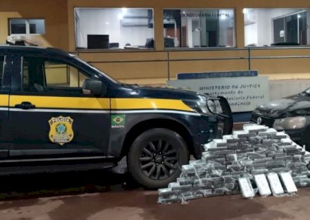 Motorista foge a pé e abandona mais de 100kg de cocaína em Gol