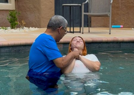 Filha de Gugu é batizada e declara entrega a Cristo: ‘Obediência e amor’