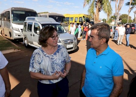 Prefeitura entrega ônibus novo para Educação e três veículos para Assistência Social