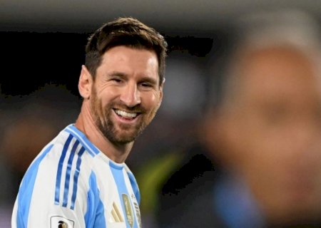 Messi se despede da seleção na Argentina com gols, vitória e choro