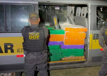 Van escolar é flagrada com quase meia tonelada de maconha