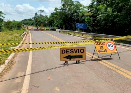 Carreta acima do peso derruba ponte de concreto na MS-080, em Rio Negro