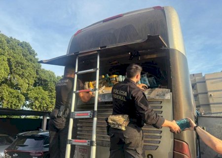 PF apreende 745 kg de cocaína em ônibus com 30 imigrantes ilegais na fronteira