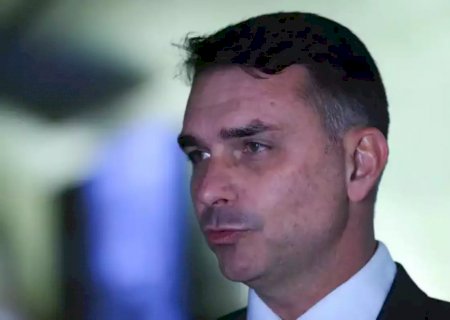 Flávio Bolsonaro classifica posicionamento do governo sobre EUA X Irã como 'inaceitável'