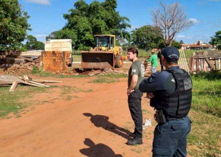 Policiais destroem ponto de drogas e prostituição