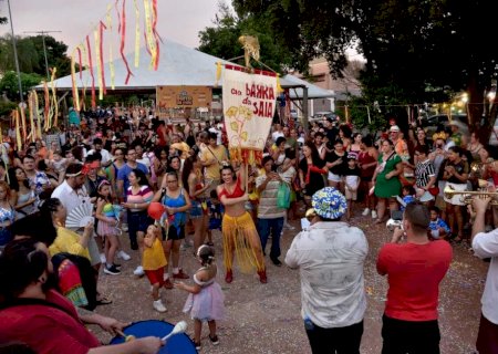 Bloco Cia Barra de Saia faz a folia na Orla Morena
