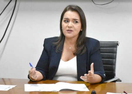 Adriane renova arrocho, mas mantém aumento do próprio salário
