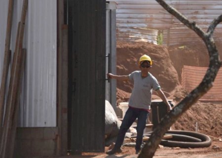 Indústria, construção e comércio cortam 34 mil vagas com ensino superior em 2025, mostra FGV