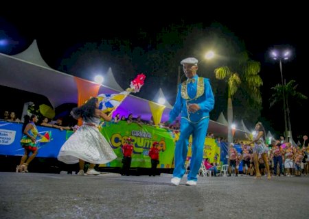 Público enfrenta maratona de 6h com desfile dos blocos oficiais em Corumbá
