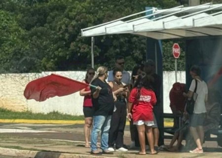 Apoiadores marcam presença na Duque de Caxias à espera de Lula