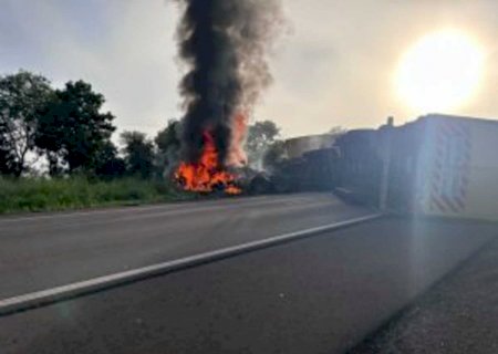 Delegado atira para abrir porta e salva caminhoneiro de carreta em chamas