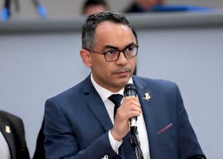 Secretário volta de Dubai, ameaça companheira e vira alvo de medida protetiva