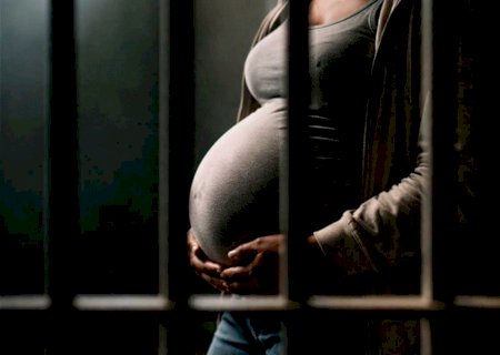 Grávida de 9 meses é confundida com criminosa e presa por engano