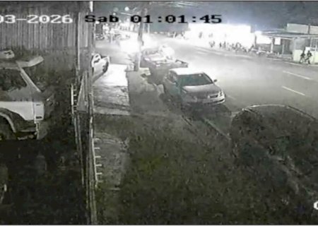Em alta velocidade na faixa de ônibus, motorista foge após atropelar pedestre; vídeo