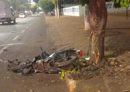 Jovem morre após colidir moto contra árvore em Dourados