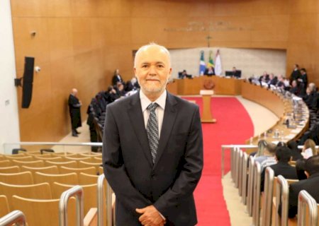 Desembargador abre mão de supersalário e pede aposentadoria
