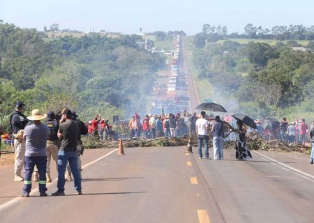 Bloqueio da BR-163 chega ao fim após MST conseguir reunião com Incra