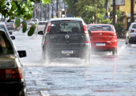 Semana inicia com alerta de tempestade e chuva intensa em MS, mas temperaturas ficam altas