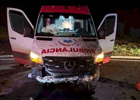 Ambulância com gestante entubada bate após motorista dormir na BR-262