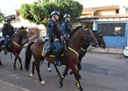 Suspeito de furtos foge da polícia, invade casas e mobiliza moradores em bairro de Campo Grande