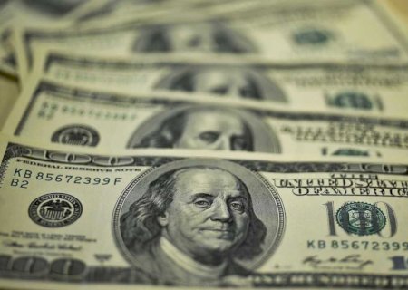 Dólar sobe a R$ 5,06, e bolsa cai com tensão global e ruído político
