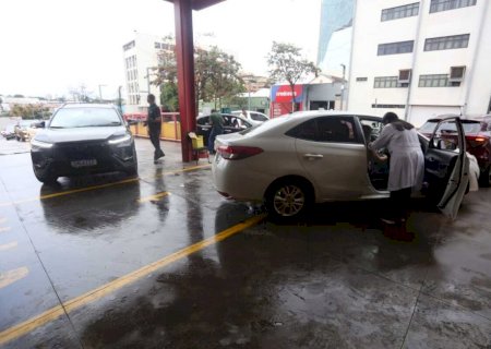Após filas e 2 mil doses esgotadas, drive-thru da gripe é ampliado