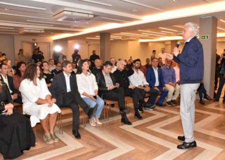 Em Campo Grande, Caiado evita atacar Flávio Bolsonaro