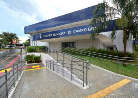 Após lei sobre uso do banheiro feminino, projeto quer definir 'quem é mulher'