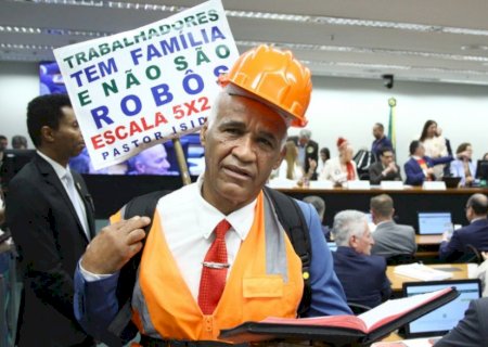 Deputado chora após pensar que votou contra o fim da escala 6×1; assista