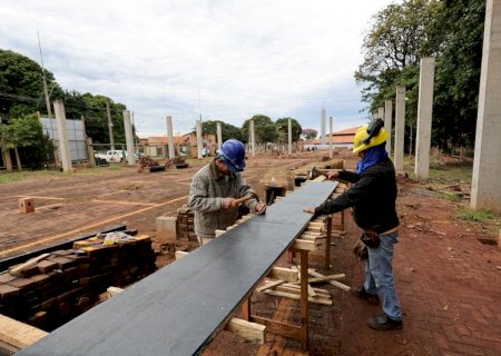 Prefeitura retomou as obras da cobertura da Feira Central